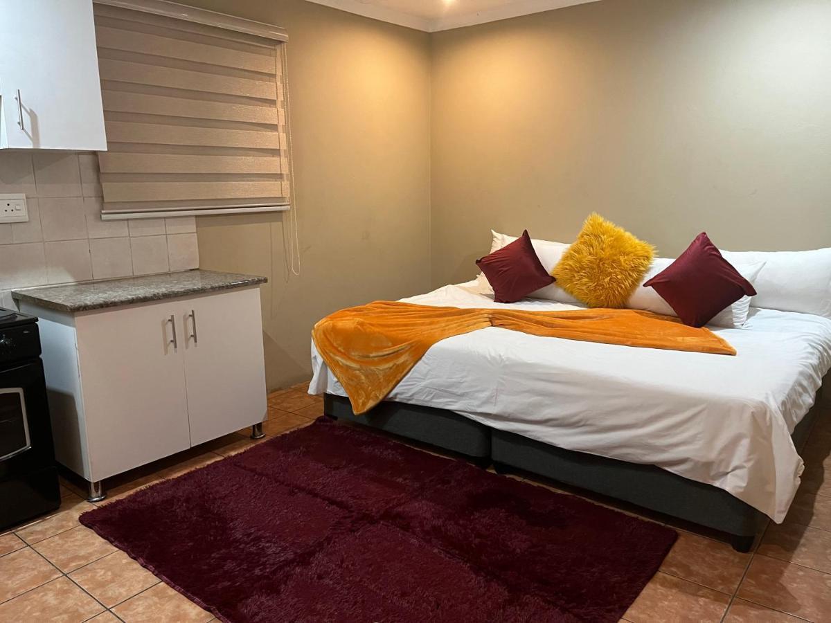 Mofolo Guest House Soweto Exterior photo