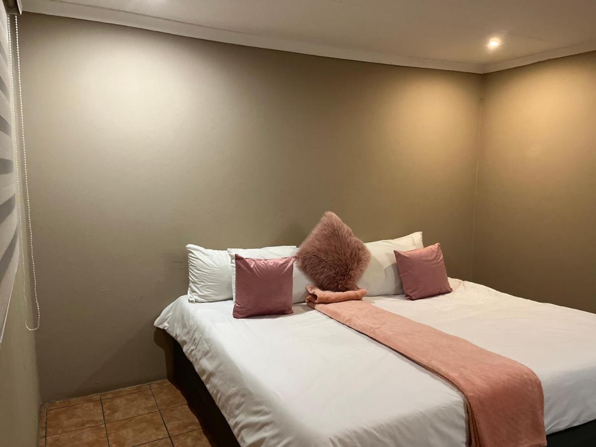 Mofolo Guest House Soweto Exterior photo